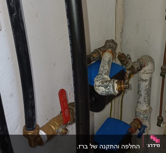 מערכת צנרת מים הכוללת משאבות הגברת לחץ ומסנן מים